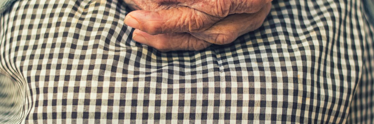 Älteres Paar mit Gehhilfen - Was Pflegebedürftigkeit bedeutet